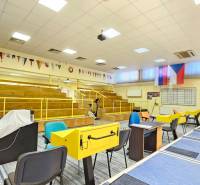 VIACÚČELOVÁ BUDOVA - OBJEKT KOLKÁREŇ - TURČIANSKA, BRATISLAVA - Interiér herne s tribúnou, stolným futbalom a dekoráciami. Kúpite na ulici Turčianska.