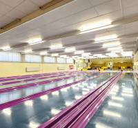 VIACÚČELOVÁ BUDOVA - OBJEKT KOLKÁREŇ - TURČIANSKA, BRATISLAVA - Interiér bowlingovej dráhy s fialovými dráhami, efektne osvetlená na ulici Turčianska.