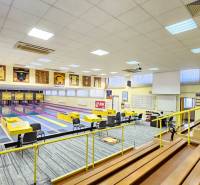 VIACÚČELOVÁ BUDOVA - OBJEKT KOLKÁREŇ - TURČIANSKA, BRATISLAVA - Bowlingová hala s dráhami a tribúnou na ulici Turčianska, výzdoba športovými dresmi, Budova.