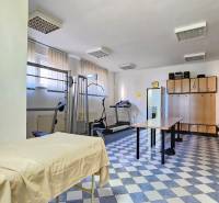 VIACÚČELOVÁ BUDOVA - OBJEKT KOLKÁREŇ - TURČIANSKA, BRATISLAVA - Posilňovňa s vybavením, stolom, lavičkami a skriňami na ulici Turčianska. Budova neznáma.