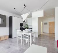 VELKOMETRÁŽNY 1 IZB.AP.BYT- TRNAVSKÁ CESTA, RUŽINOV, BRATISLAVA - Jedálenský kút s bielym nábytkom v 1-izbovom byte, podlaha s dreveným dekorom.