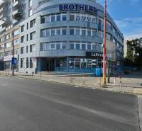 VELKOMETRÁŽNY 1 IZB.AP.BYT- TRNAVSKÁ CESTA, RUŽINOV, BRATISLAVA - Budova v Bratislave na Trnavskej ceste, obchody na prízemí, parkovacia zóna.