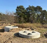 Stavebný pozemok na predaj - Studienka. - Betónové konštrukcie na bývanie, Studienka, Pod Borovicou, obklopené vegetáciou a stromami.