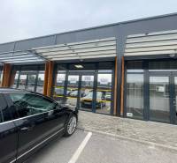 Na prenájom komerčné priestory v priemyselnej zóne v Trenčíne - Obchodné priestory na Brnianskej ulici v Trenčíne so sklenenou fasádou a parkoviskom.