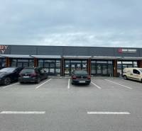 Na prenájom komerčné priestory v priemyselnej zóne v Trenčíne - Obchodné priestory na Brnianskej ulici v Trenčíne s parkoviskom pred predajňami.