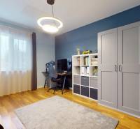 NA PREDAJ ÚTULNÝ, 4 IZBOVÝ RODINNÝ DOM S TERASOU A GARÁŽOU, IŽA - Izba v rodinnom dome s písacím stolom, poličkou a podlahou s dreveným dekorom.