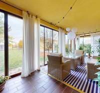 NA PREDAJ ÚTULNÝ, 4 IZBOVÝ RODINNÝ DOM S TERASOU A GARÁŽOU, IŽA - Zimná záhrada v rodinnom dome s prúteným nábytkom a výhľadom na záhradu.