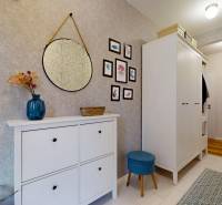 NA PREDAJ ÚTULNÝ, 4 IZBOVÝ RODINNÝ DOM S TERASOU A GARÁŽOU, IŽA - Chodba v rodinnom dome so zrkadlom, dekoráciami a úložným priestorom.