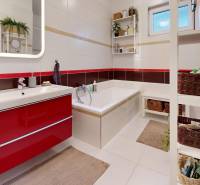 NA PREDAJ ÚTULNÝ, 4 IZBOVÝ RODINNÝ DOM S TERASOU A GARÁŽOU, IŽA - Kúpeľňa v rodinnom dome s vaňou, umývadlom a úložnými košmi.