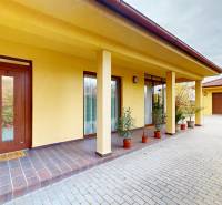 NA PREDAJ ÚTULNÝ, 4 IZBOVÝ RODINNÝ DOM S TERASOU A GARÁŽOU, IŽA - Rodinný dom na Ďatelinovej ulici v Iži s garážou a podloubím, obklopený zeleňou.