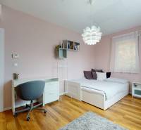 NA PREDAJ ÚTULNÝ, 4 IZBOVÝ RODINNÝ DOM S TERASOU A GARÁŽOU, IŽA - Spálňa v rodinnom dome s písacím stolom, posteľou a podlahou s dreveným dekorom.