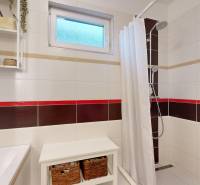 NA PREDAJ ÚTULNÝ, 4 IZBOVÝ RODINNÝ DOM S TERASOU A GARÁŽOU, IŽA - Kúpeľňa v rodinnom dome s oknom, sprchou a policami na drobnosti.