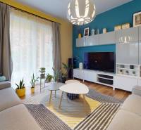 NA PREDAJ ÚTULNÝ, 4 IZBOVÝ RODINNÝ DOM S TERASOU A GARÁŽOU, IŽA - Obývačka v Rodinnom dome s farebnými stenami, podlahou s dreveným dekorom a izbovými rastlinami.