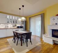 NA PREDAJ ÚTULNÝ, 4 IZBOVÝ RODINNÝ DOM S TERASOU A GARÁŽOU, IŽA - Kuchyňa a jedáleň v rodinnom dome s podlahou s dreveným dekorom a krbom.