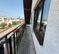 5-izbový rodinný dom v Borskom Mikuláši - bez rezervačej zálohy - Rodinný dom v Borskom Mikuláši, balkón s výhľadom na ulicu, modrá obloha.