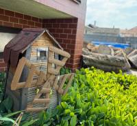 5-izbový rodinný dom v Borskom Mikuláši - bez rezervačej zálohy - Malý drevený mlyn v záhrade rodinného domu v Borskom Mikuláši s okrasnými rastlinami.