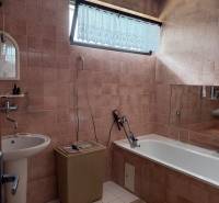 5-izbový rodinný dom v Borskom Mikuláši - bez rezervačej zálohy - Kúpeľňa v rodinnom dome s vaňou, umývadlom a dlaždicami v ružovom odtieni.
