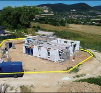 5-izbový dom 162m2 + pozemok 604m2 | Trenčianske Jastrabie - Stavba rodinného domu v Trenčianskom Jastrabí, obklopená zeleňou a kopcami.