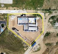 5-izbový dom 162m2 + pozemok 604m2 | Trenčianske Jastrabie - Letecká snímka rozostavaného rodinného domu v Trenčianskom Jastrabí s okolím a materiálmi.