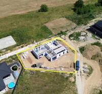 5-izbový dom 162m2 + pozemok 604m2 | Trenčianske Jastrabie - Stavba rodinného domu v Trenčianskom Jastrabí, obklopená prírodou a ďalšími stavbami.