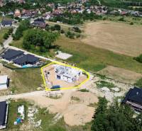 5-izbový dom 162m2 + pozemok 604m2 | Trenčianske Jastrabie - Stavenisko rodinného domu v Trenčianskom Jastrabí obklopené prírodou a susednými domami.