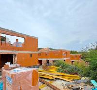 PREDAJ 5i rekreačný RD | Pekná cesta | Lesopark Rača  - Rozostavané rodinné domy v Bratislave - Rači na Peknej ceste obklopené zeleňou a materiálom.