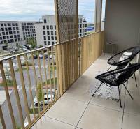 Nový 2-izbový byt na prenájom - Bory - Balkón v 2-izbovom byte s výhľadom na modernú časť Bratislavy.