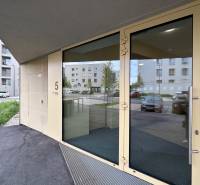 Nový 2-izbový byt na prenájom - Bory - Vchod do bytového domu na Michala Bučiča 5, Bratislava - Devínska Nová Ves, s parkoviskom.