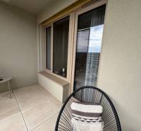 Nový 2-izbový byt na prenájom - Bory - Balkón 2-izbového bytu s keramickou dlažbou a pohodlným posedením.