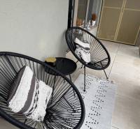 Nový 2-izbový byt na prenájom - Bory - Dve čierne kreslá s vankúšmi na balkóne v 2-izbovom byte.