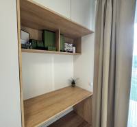 Nový 2-izbový byt na prenájom - Bory - Pracovný kút so závesmi a bielymi poličkami v 2-izbovom byte.