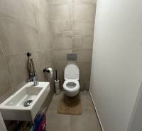 Nový 2-izbový byt na prenájom - Bory - Kúpeľňa so závesným WC a umývadlom v 2-izbovom byte, neutrálne dekorované steny.
