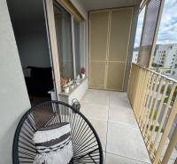 Nový 2-izbový byt na prenájom - Bory - Balkón s kreslom a výhľadom na ulice Michala Bučiča a okolitú zástavbu v Bratislave.