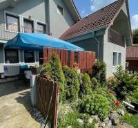 ZNÍŽENÁ cena - viacgeneračný  rodinný dom v Borinke  - Dvojpodlažný dom v Borinke s terasou a záhradou, ideálny pre rodinné bývanie.