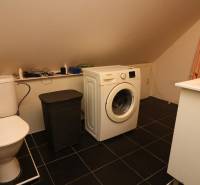 ZNÍŽENÁ cena - viacgeneračný  rodinný dom v Borinke  - Kúpeľňa s práčkou, toaletou a košom, na ulici Borinka, v rodinnom dome.