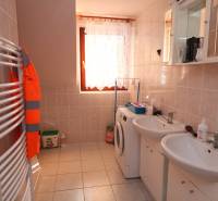 ZNÍŽENÁ cena - viacgeneračný  rodinný dom v Borinke  - Kúpeľňa v rodinnom dome s umývadlami a práčkou na ulici Borinka.