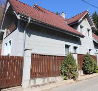 ZNÍŽENÁ cena - viacgeneračný  rodinný dom v Borinke  - Rodinný dom na ulici Borinka, s červenou strechou, plotom a zeleňou pred ním.