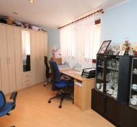 ZNÍŽENÁ cena - viacgeneračný  rodinný dom v Borinke  - Izba s písacím stolom, stoličkami a skriňou, vhodná na ulici Borinka a rodinný dom.