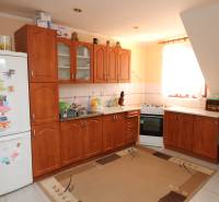ZNÍŽENÁ cena - viacgeneračný  rodinný dom v Borinke  - Kuchyňa s dreveným nábytkom a spotrebičmi v rodinnom dome, Borinka.