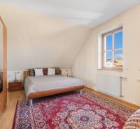 Predaj luxusná 5 izbová Vila,440 m2,pozemok 1061m2,garáž,bazén. - Spálňa s kobercovým vzorom, dreveným nábytkom, veľkými oknami vo vile na ulici Hrušovská.