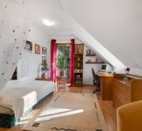 Predaj luxusná 5 izbová Vila,440 m2,pozemok 1061m2,garáž,bazén. - Svetlá izba vo vile na ulici Hrušovská, s posteľou, stolíkom a počítačom.