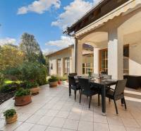 Predaj luxusná 5 izbová Vila,440 m2,pozemok 1061m2,garáž,bazén. - Terasa vily na Hrušovskej s posedením obklopená zeleňou, ideálna pre relax.