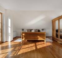 Predaj luxusná 5 izbová Vila,440 m2,pozemok 1061m2,garáž,bazén. - Svetlá izba na ulici Hrušovská vo vile, s parketovou podlahou a dreveným nábytkom.