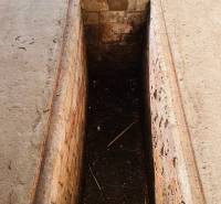 Ponúkame na prenájom Garáž na Skalickej ul. Nové Mesto - Obdĺžniková jama v garážach s tehlovými stenami a holou cementovou podlahou.