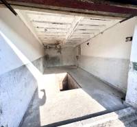 Ponúkame na prenájom Garáž na Skalickej ul. Nové Mesto - Garáž na Skalickej ceste v Bratislave - Novom Meste so servisnou jamou a poškodenými stenami.