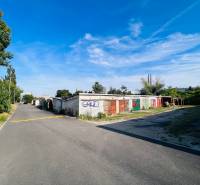 Ponúkame na prenájom Garáž na Skalickej ul. Nové Mesto - Garáže na Skalickej ceste v Bratislave - Novom Meste, obklopené zeleňou a asfaltovou cestou.