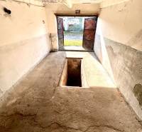 Ponúkame na prenájom Garáž na Skalickej ul. Nové Mesto - Garáže s betónovou podlahou a montážnou jamou, otvorené dvere, opotrebované steny.