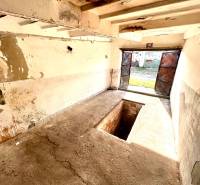 Ponúkame na prenájom Garáž na Skalickej ul. Nové Mesto - Opustená garáž na Skalickej ceste v Bratislave s opravnou jamou.