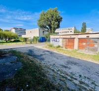 Ponúkame na prenájom Garáž na Skalickej ul. Nové Mesto - Skalická cesta, Bratislava - Nové Mesto, ukazuje garáže s graffiti a okolité budovy.