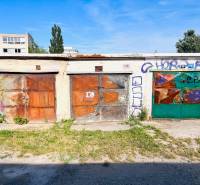 Ponúkame na prenájom Garáž na Skalickej ul. Nové Mesto - Staré garáže popísané graffiti na Skalickej ceste v Bratislave - Novom Meste.